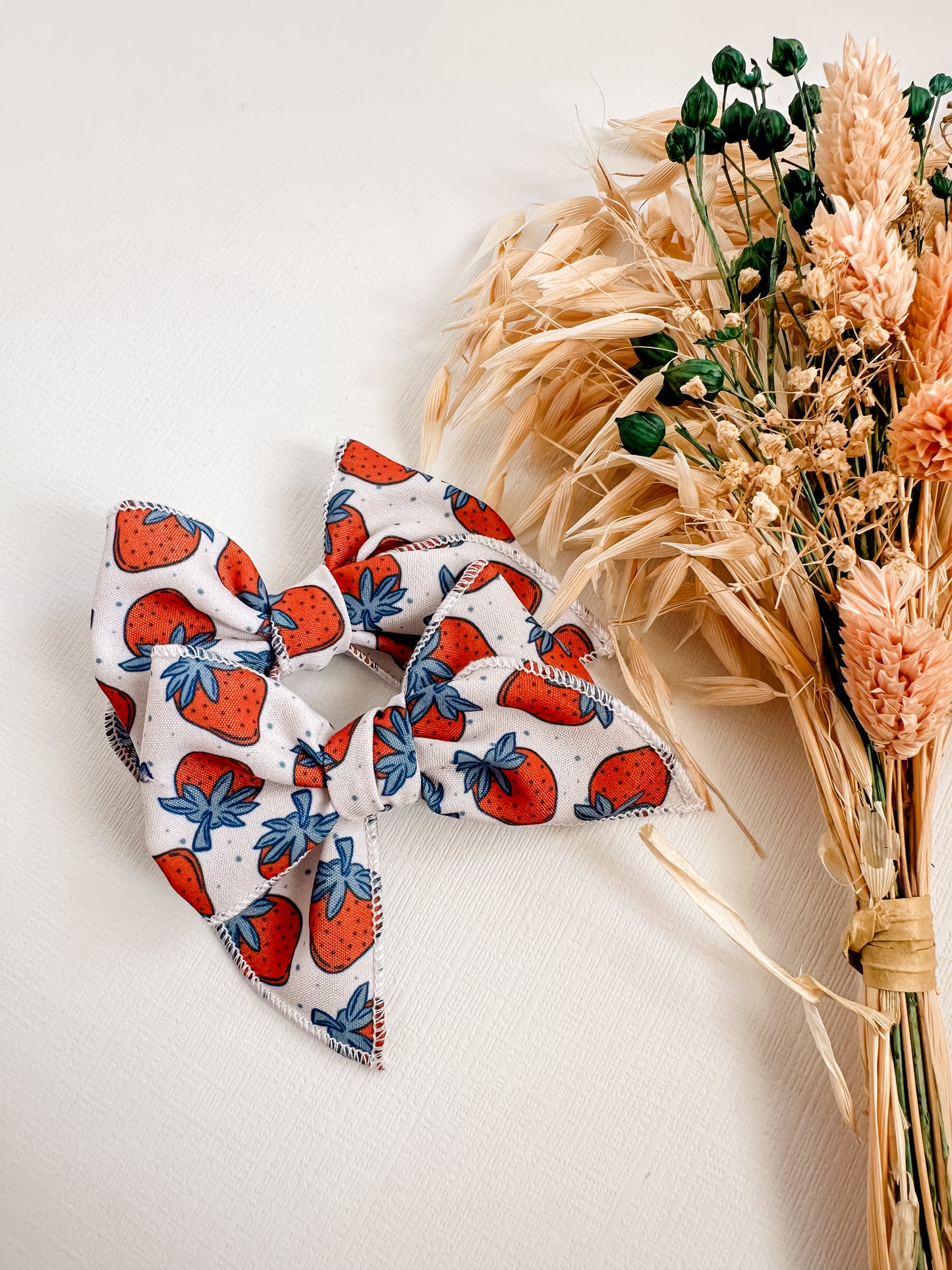 STRAWBERRIES PETITE BOW (PIGGIE SET)